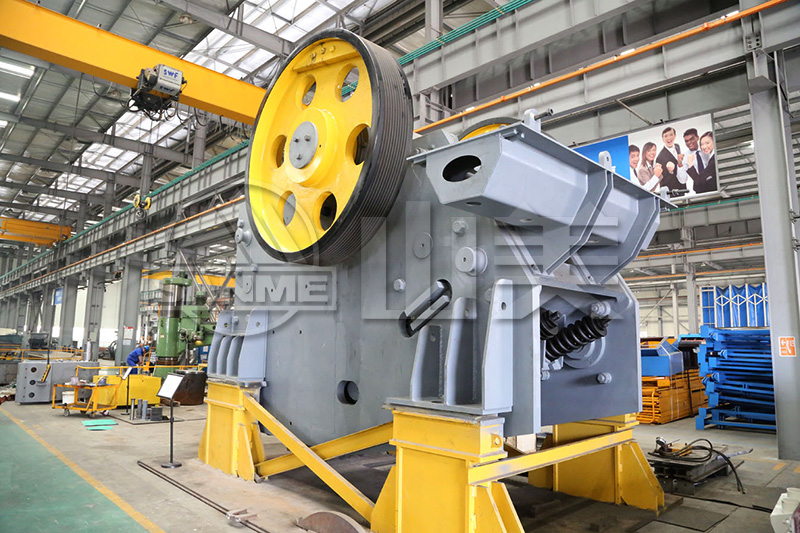 顎式破碎機(jī)工作中出現(xiàn)卡料、不下料是什么原因