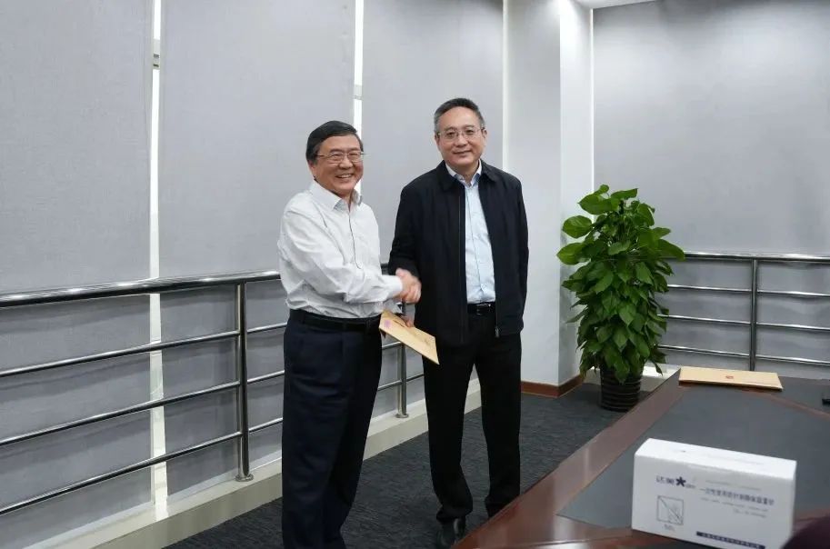 奉賢區(qū)人大常委會黨組書記、主任張培榮一行蒞臨上海山美股份開展“優(yōu)環(huán)境、穩(wěn)經(jīng)濟”大走訪大調(diào)研